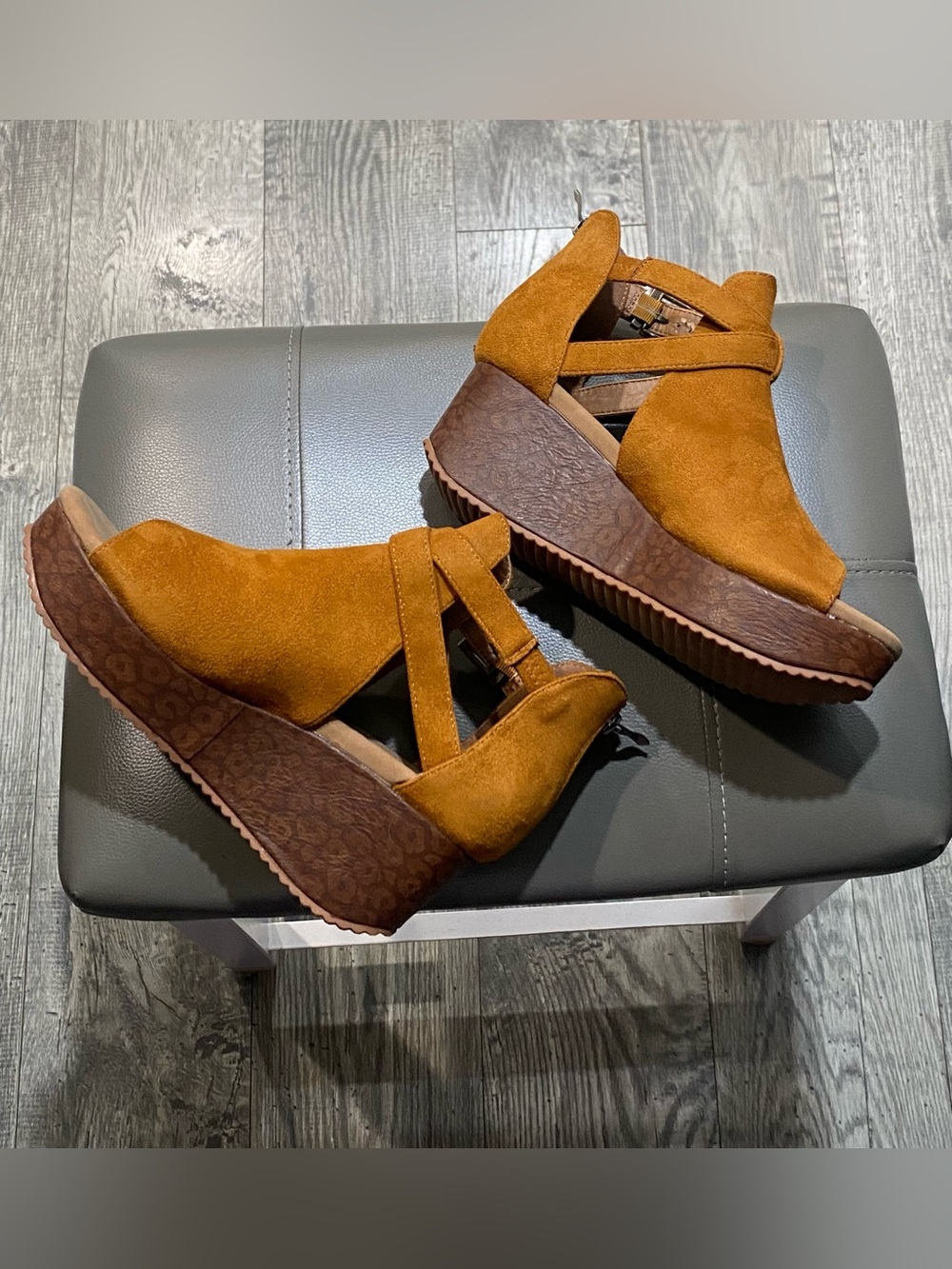 NWOT Corkys Women’s Faux Suede Wedge Sandals in Rust Brown- Size 10